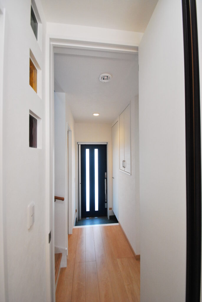 玄関から見える最初のドアは開放的に広く魅せるためにハイドアへ変更、
