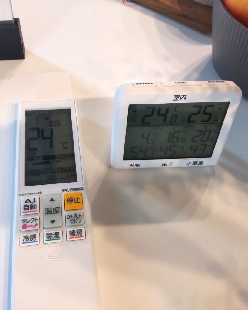 エアコンリモコンと温湿度計