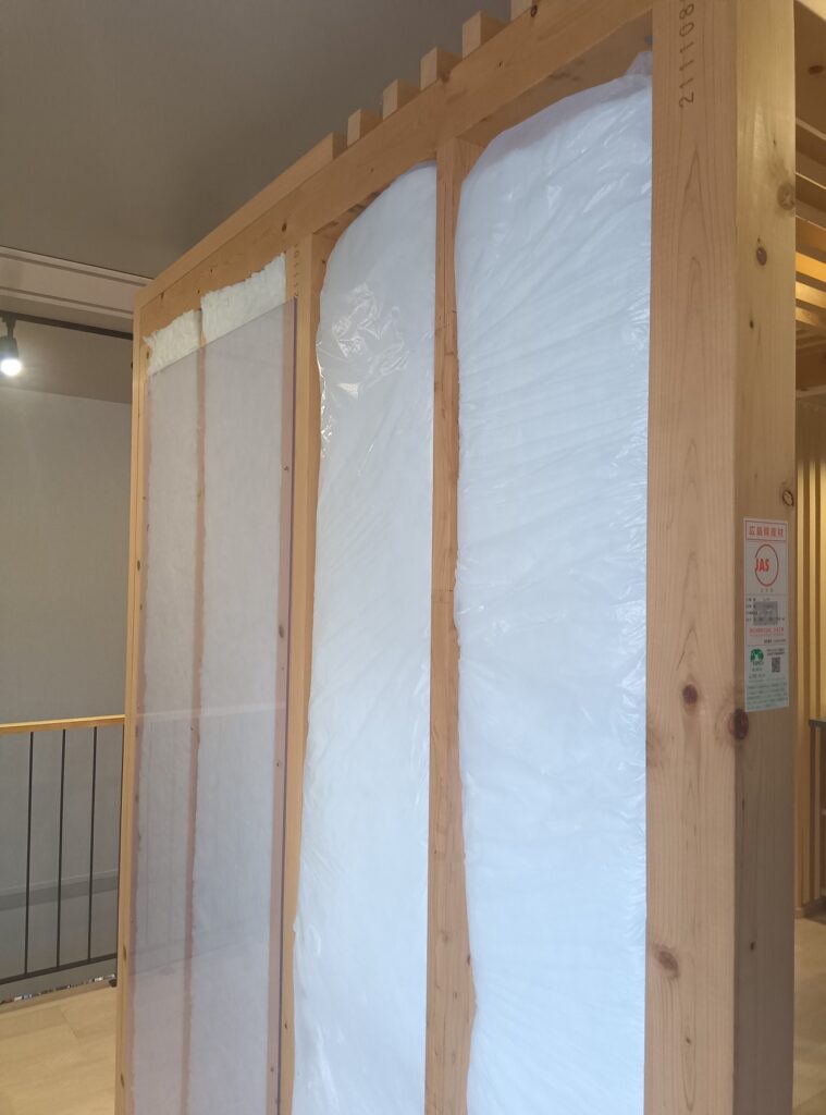 裏側から見てみると角部分がキレイに入っていません