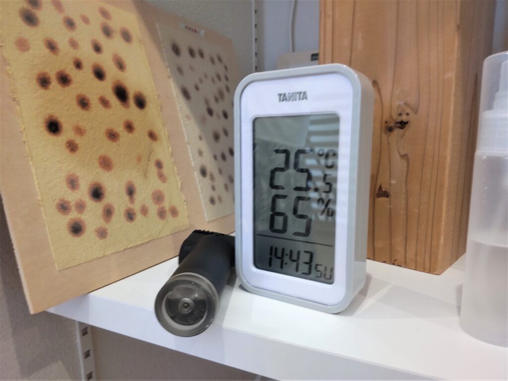 エアコン一台稼働中　温湿度計