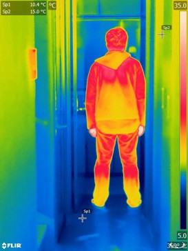 床が真っ青な極寒の室内のサーモ画像