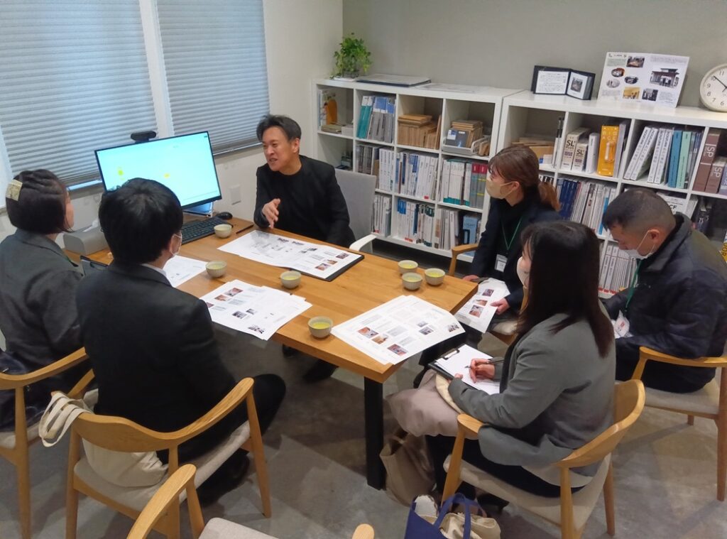 事務所にて高性能住宅の勉強風景画像