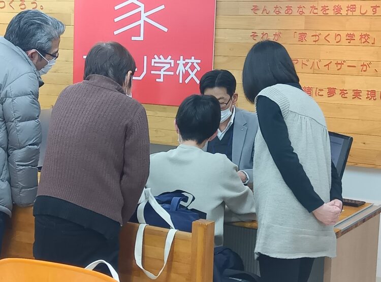 ご両親に取り囲まれる占部の相談風景
