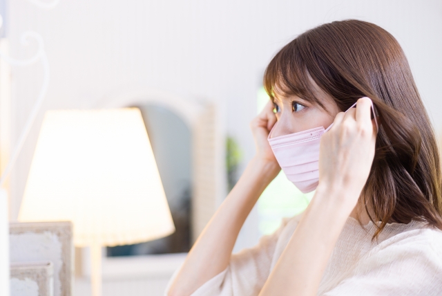 花粉症に悩む女性の画像