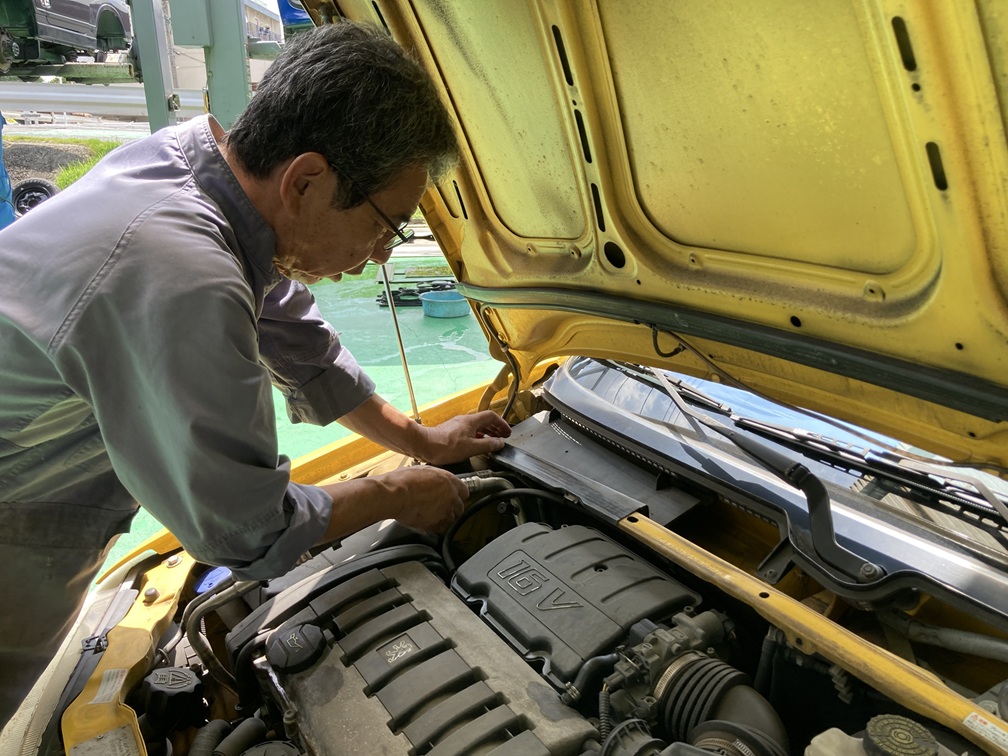 小山社長が車を診断する画像