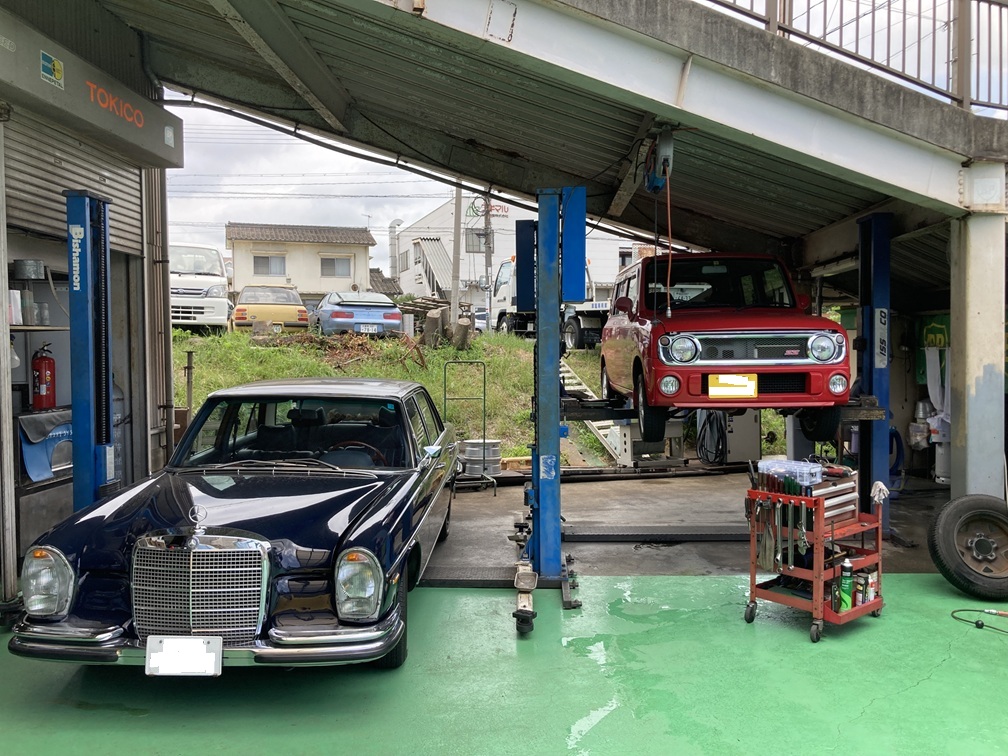 ベンツクラシックカー、軽自動車が並ぶ画像