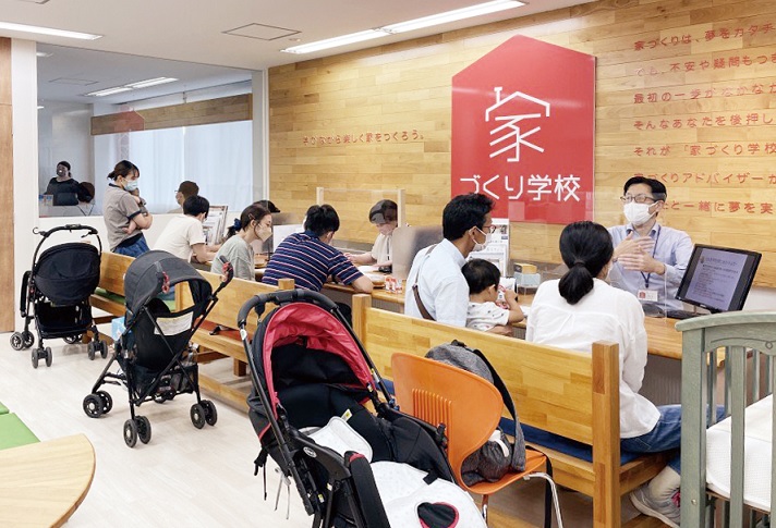 家づくり学校のカウンターでの接客風景