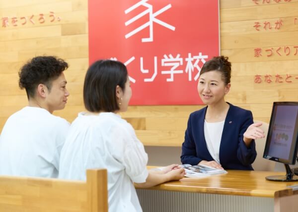 お客さんに説明をしているアドバイザー