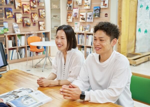 話を聞いている家族