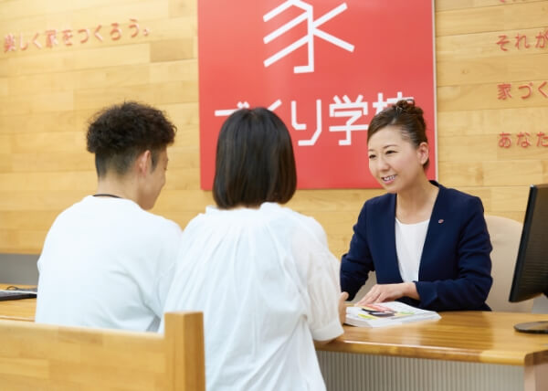 説明しているアドバイザー