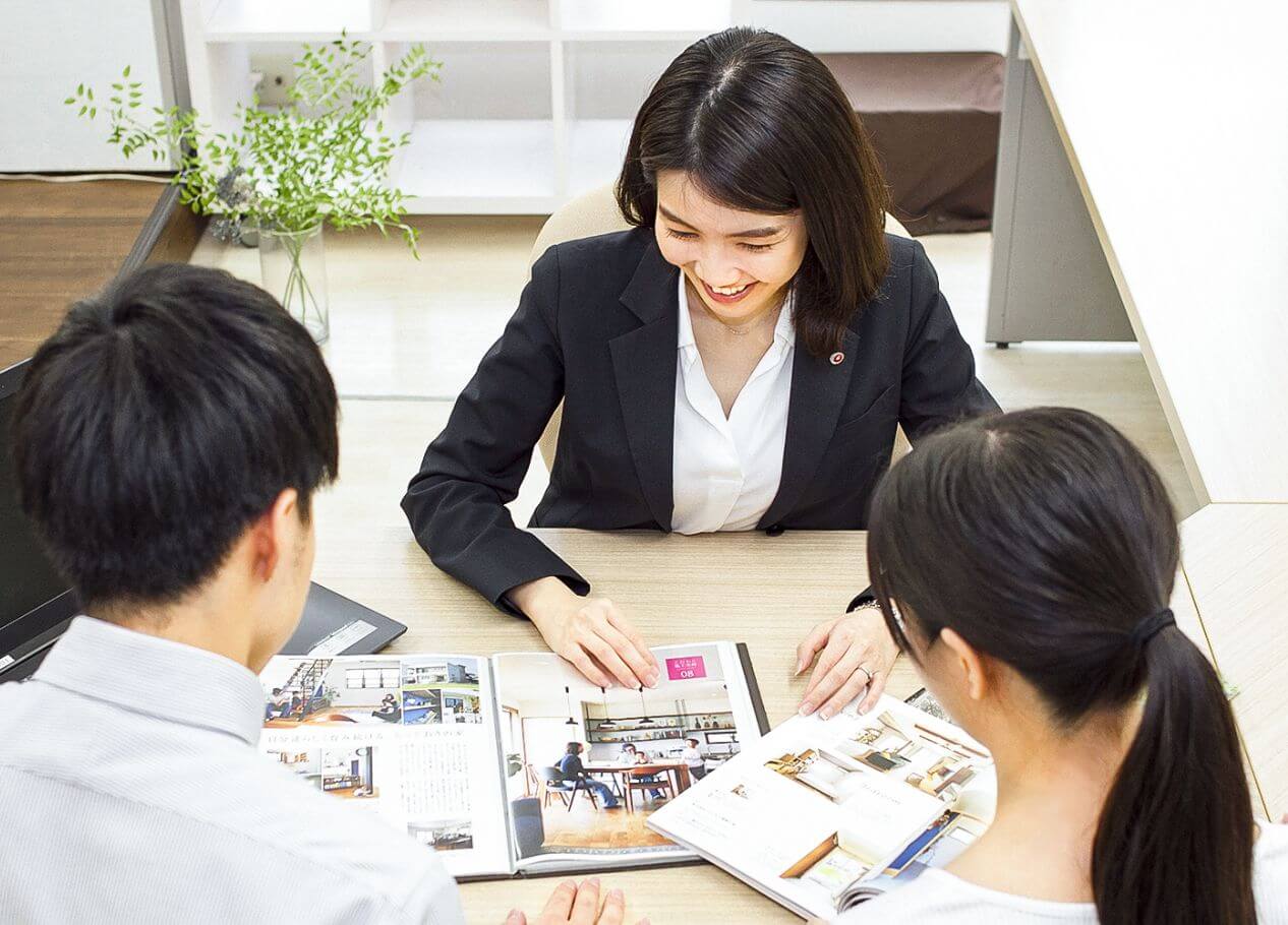 家づくりの相談にのるアドバイザー