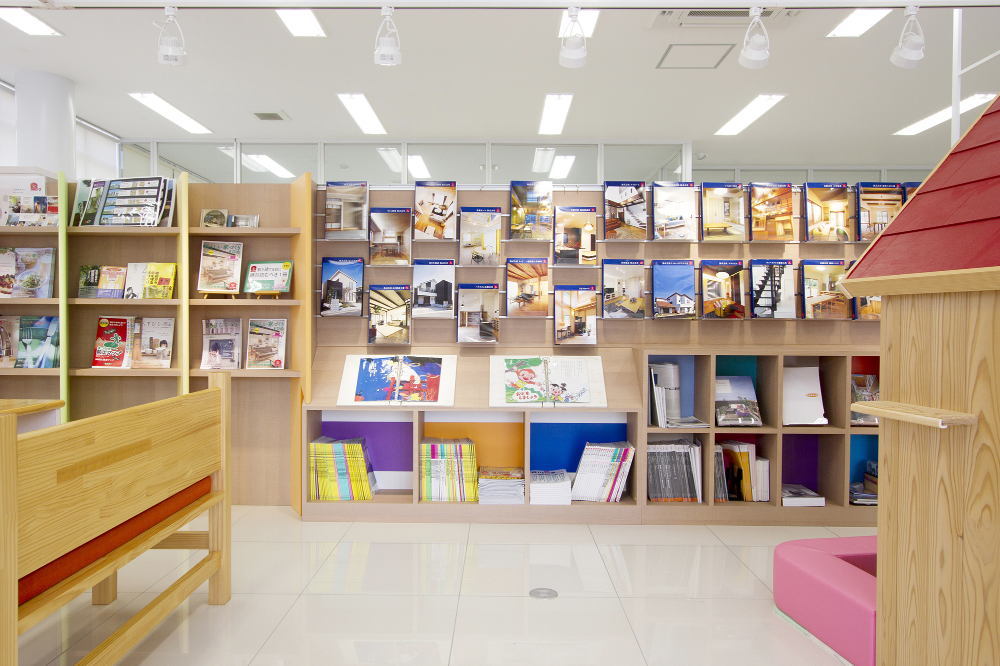 閲覧ブースでは、各住宅会社の資料や施工例がゆっくりご覧いただけます。各社のパンフレットなどを持ち帰ることもできるので、気軽にお立ち寄りください。