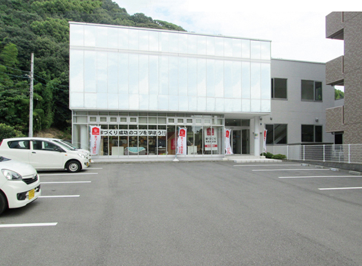 家づくり学校松山校の駐車場