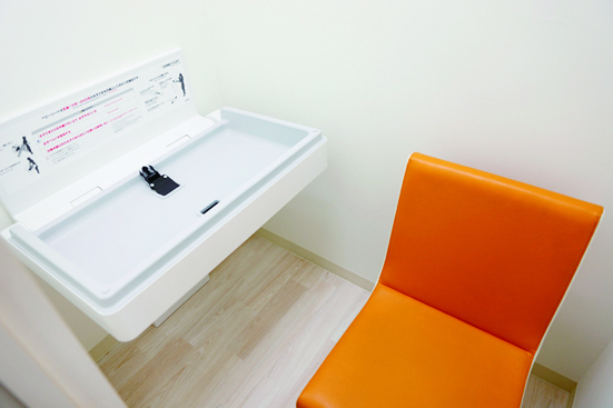 授乳室を設けております。おむつ交換台もご用意しておりますので、安心してお越しください。