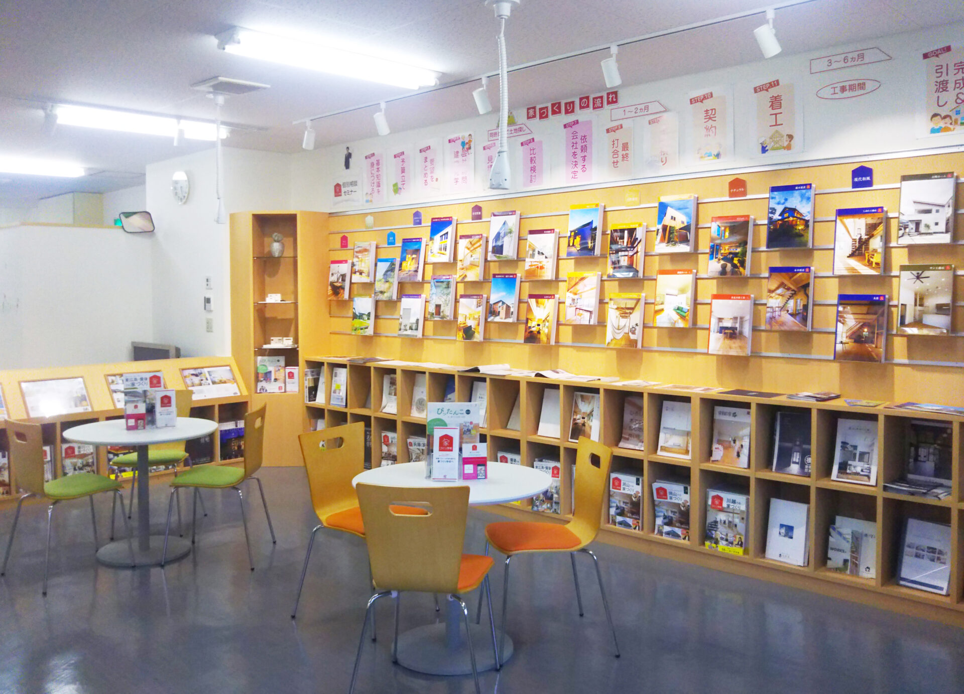 閲覧ブースでは、各住宅会社の資料や施工例がゆっくりご覧いただけます。各社のパンフレットなどを持ち帰ることもできるので、気軽にお立ち寄りください。