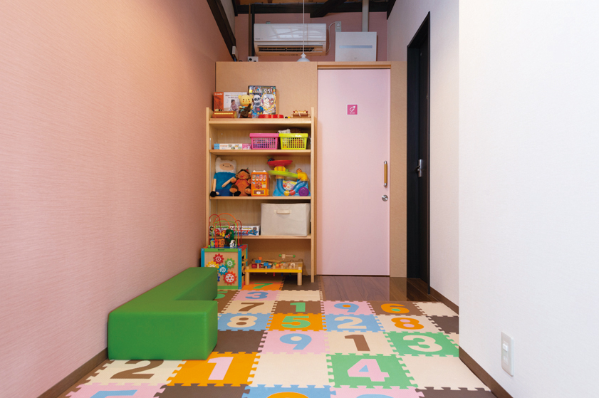 小さなお子さま連れの方でも安心してご利用いただけるように、キッズコーナーをご用意しております。お子様と一緒にお気軽にお越しください。