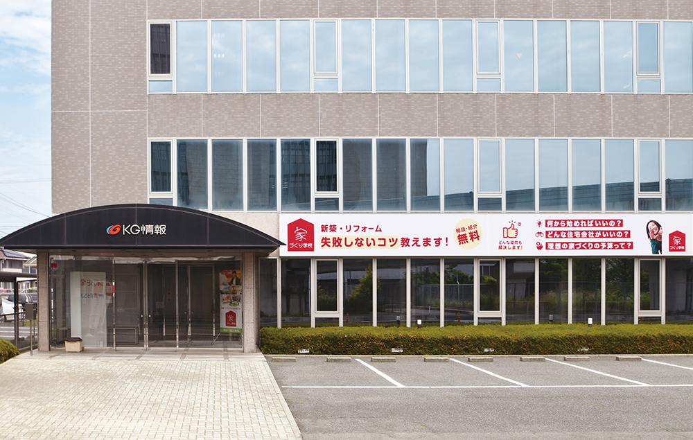 岡山西バイパスの側道沿いです。停めやすい平面駐車場をご用意しています。