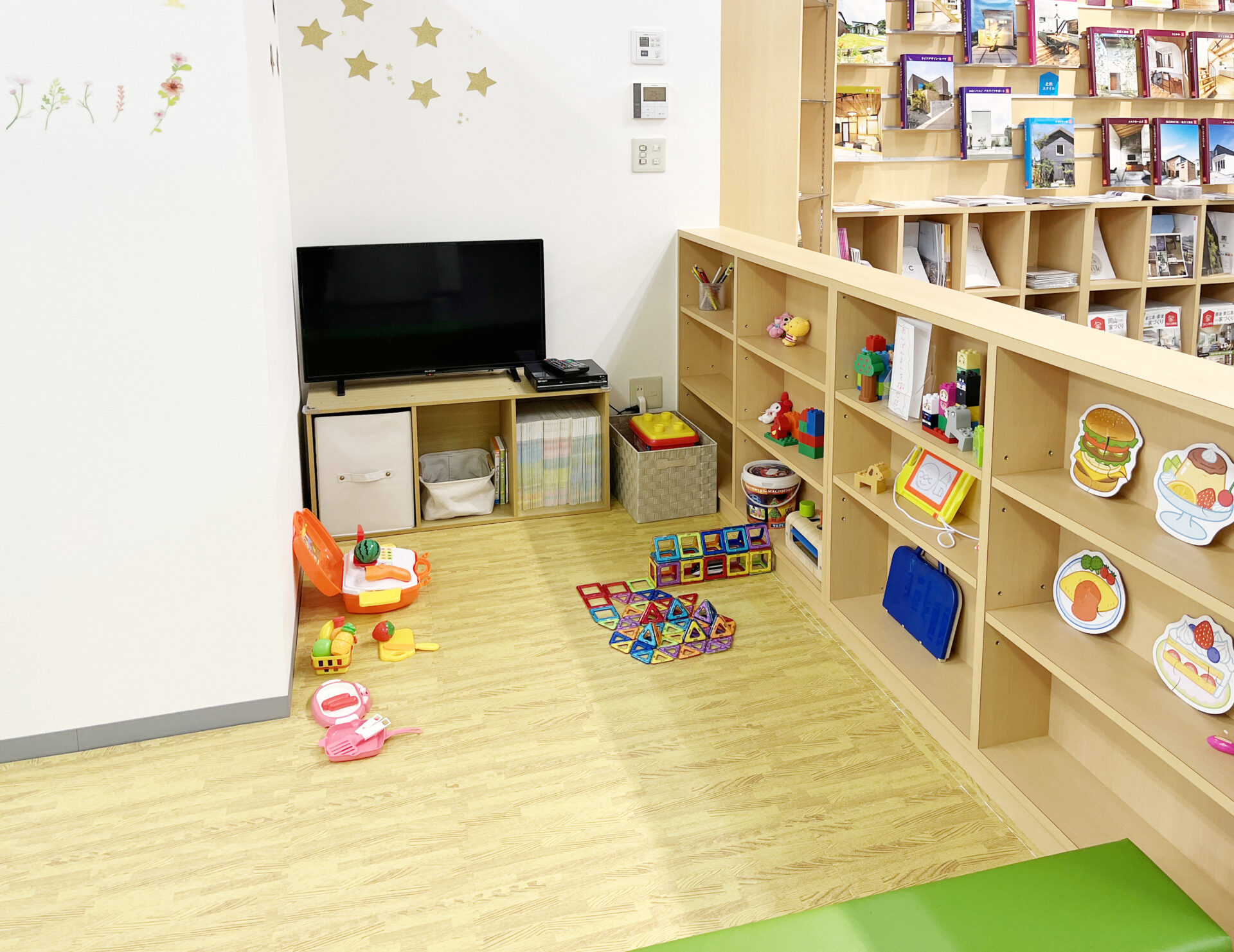 小さなお子さま連れの方でも安心してご利用いただけるようにキッズコーナーをご用意しております。ご安心ください。