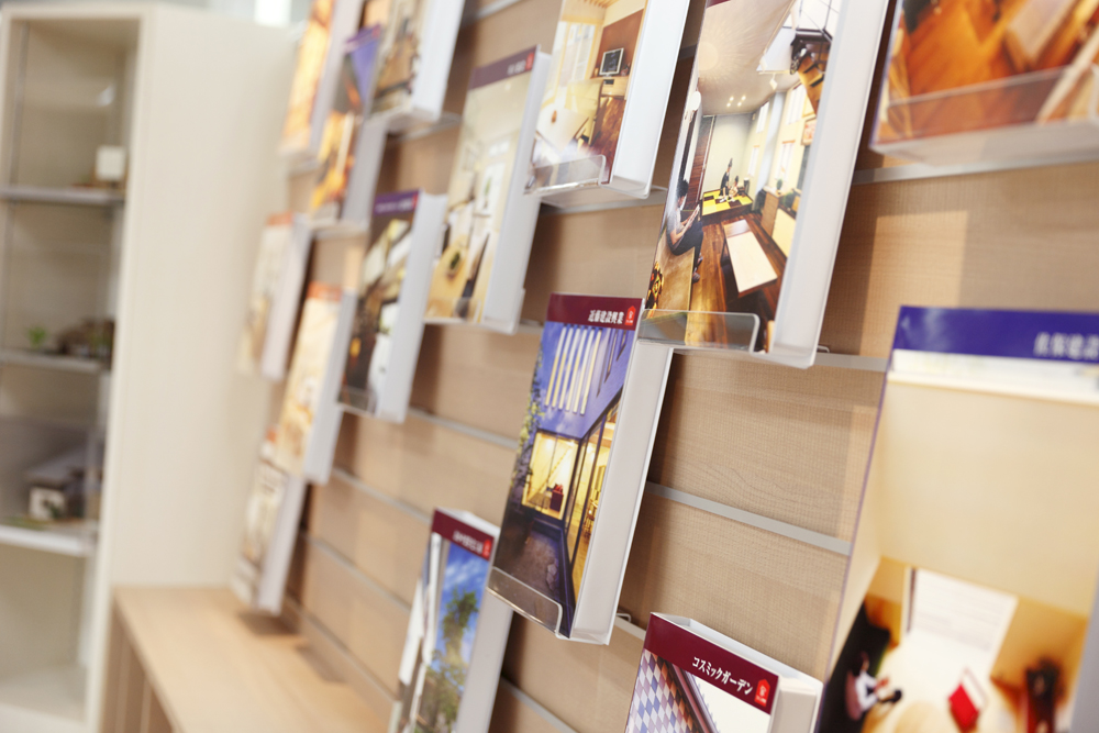 閲覧ブースでは、各住宅会社の資料や施工例がゆっくりご覧いただけます。各社のパンフレットなどを持ち帰ることもできるので、気軽にお立ち寄りください。