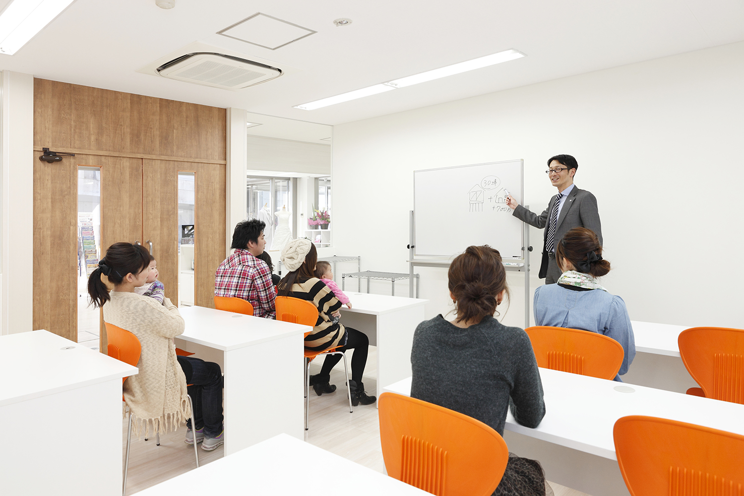 セミナーや勉強会が行われるお部屋です。オープンな空間で楽しく家づくりのことを学んでください。