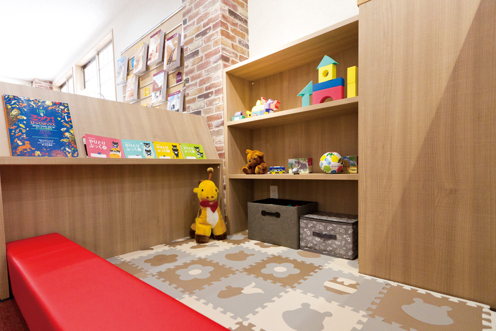 小さなお子さま連れの方でも安心してご利用いただけるようにキッズコーナーをご用意しております。おもちゃや絵本などもございます。