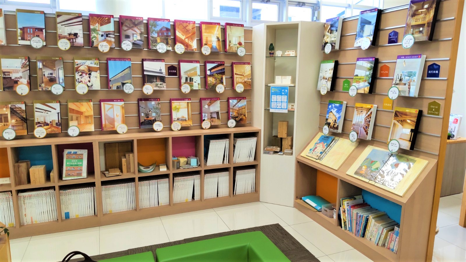 各住宅会社の資料や施工例がゆっくりご覧いただけます。各社のパンフレットなどを持ち帰ることもできるので、気軽にお立ち寄りください。