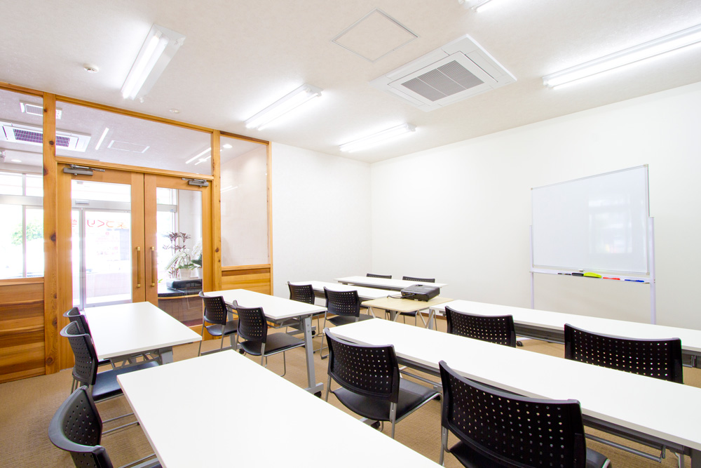 セミナーや勉強会が行われる部屋です。ガラス張りのオープンな空間で楽しく家づくりのことを学んでください。