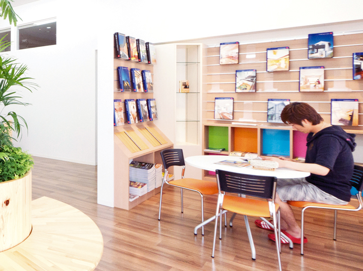 閲覧ブースでは、各住宅会社の資料や施工例がゆっくりご覧いただけます。各社のパンフレットなどを持ち帰ることもできるので、気軽にお立ち寄りください。