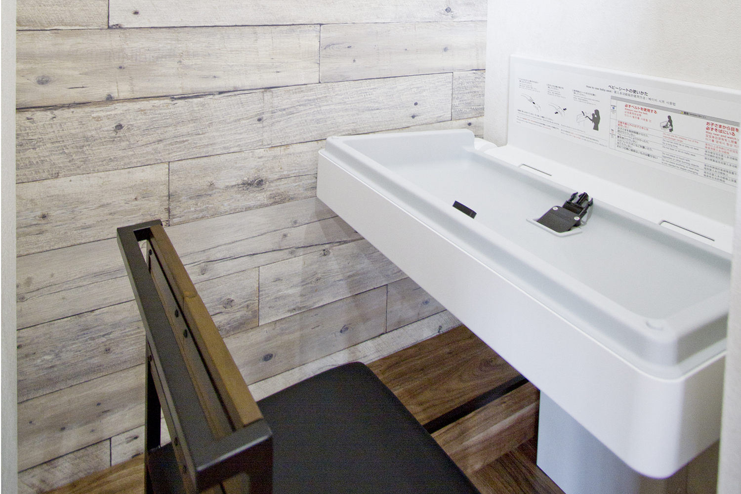 授乳室を設けております。おむつ交換台も付いているので安心してお越しください。