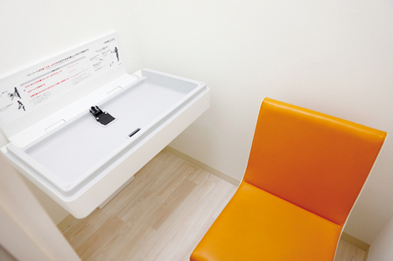 ｢家づくり学校｣には、授乳室を設けております。おむつ交換台も付いているので安心してお越しください。