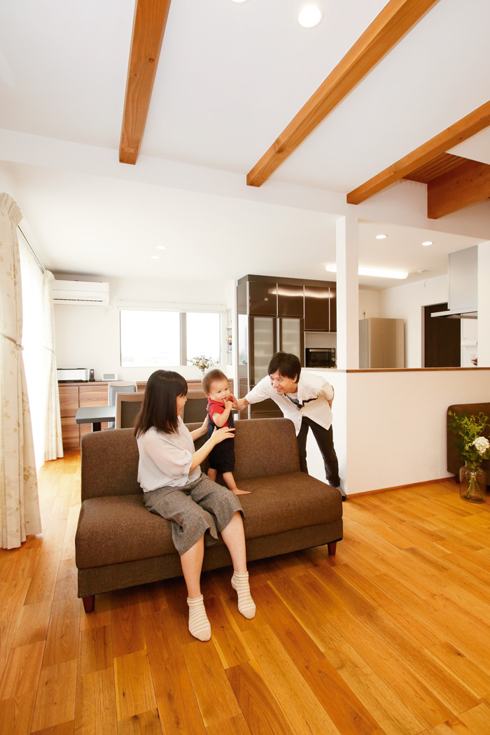 家族が自然と集まる陽だまりリビングの家