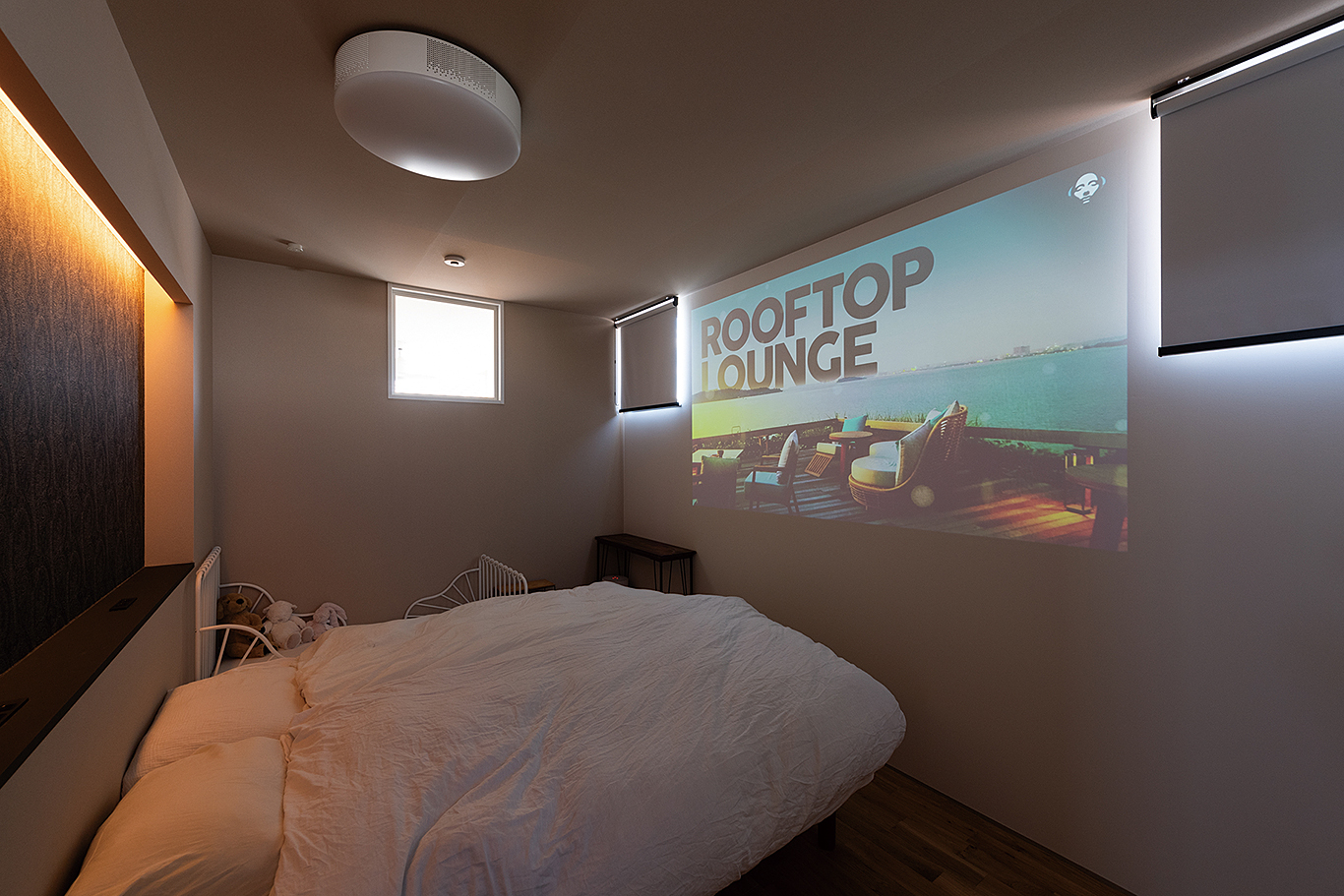 照 明一体型プロジェクターで迫力ある映像を楽しめる寝室