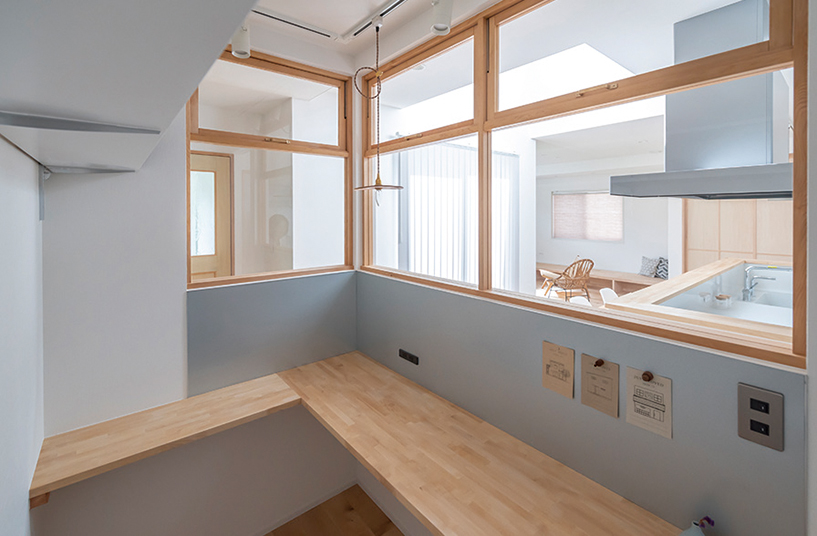 木製の室内窓でキッチンとつながるワークスペース
