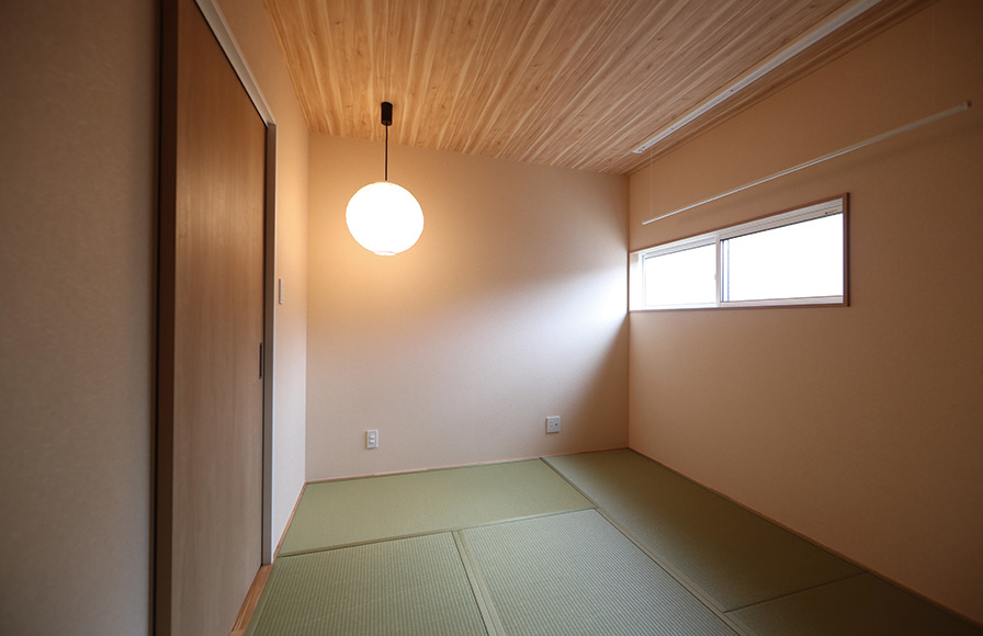 板張り天井と丸い照明でシンプルながら凛とした和室