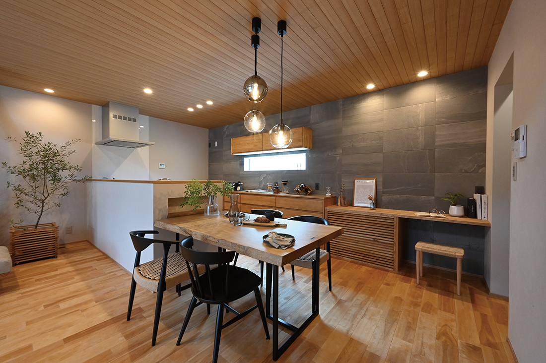 木のぬくもりとグレーが調和したモダンな家