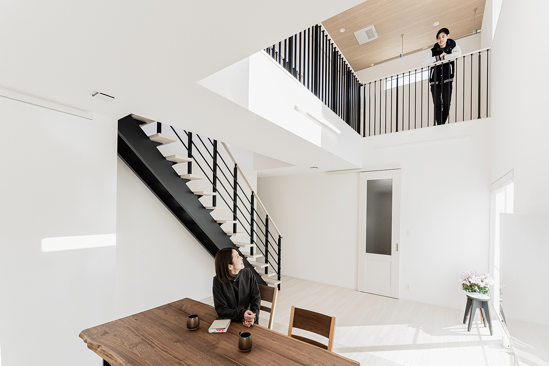 おうち時間を満喫できるホワイトトーンの家