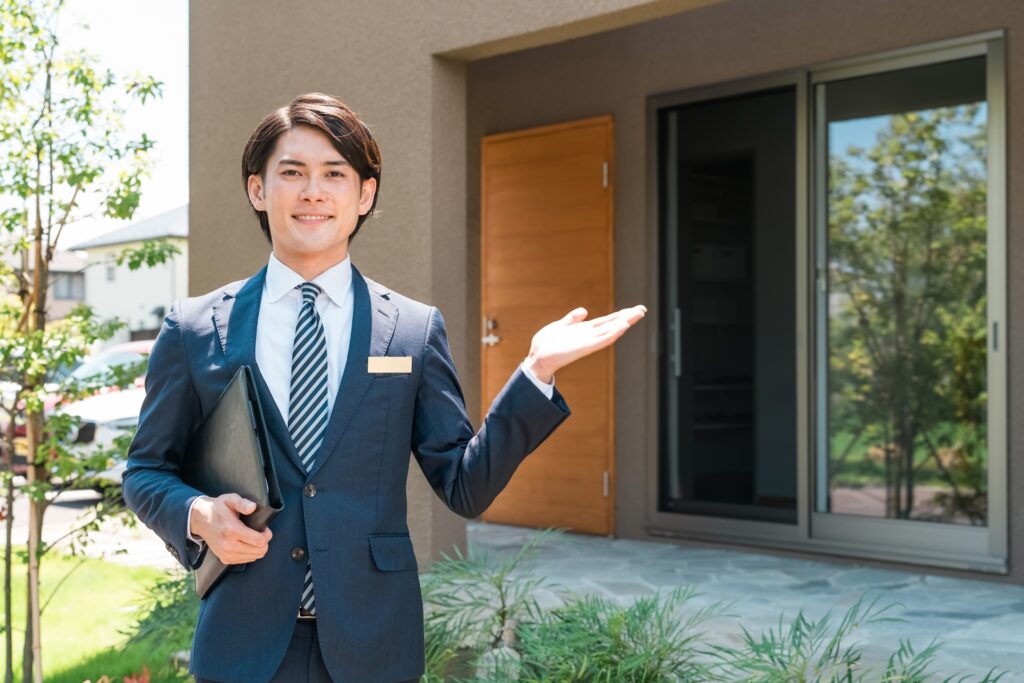 住宅展示場にいる営業マン