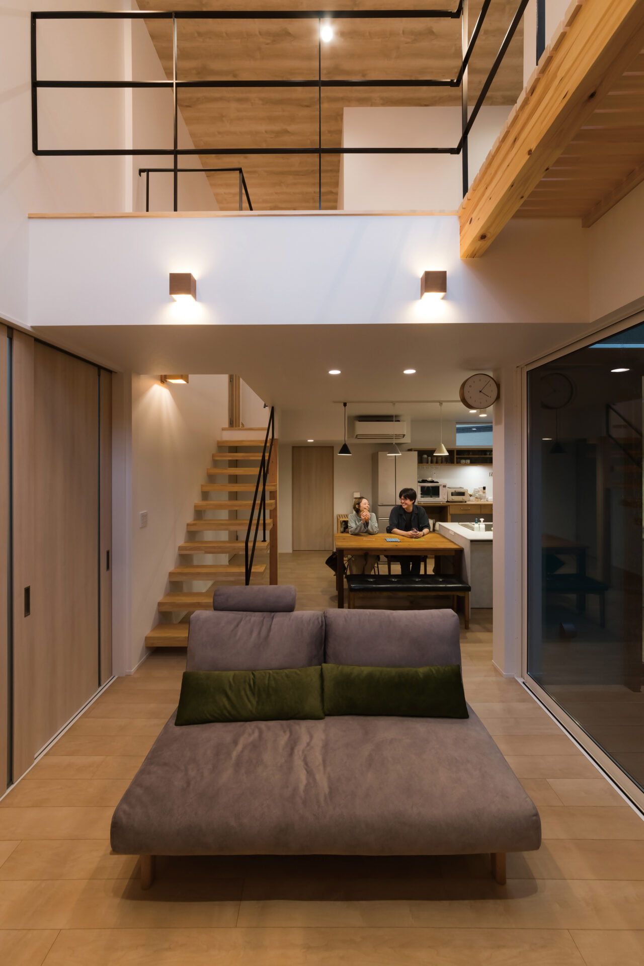 視線が気にならない開放的なLDKと中庭のある家