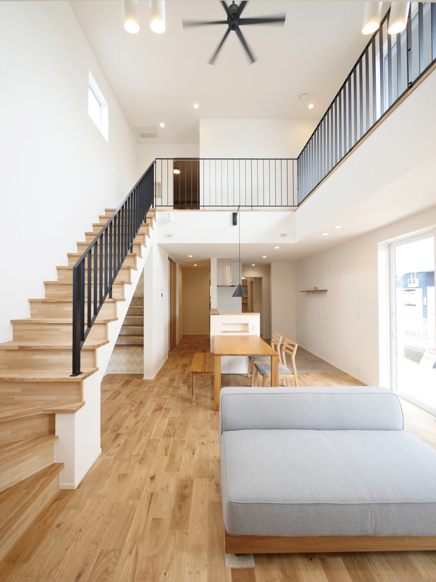 自然光が心地よい大きな吹き抜けのある家