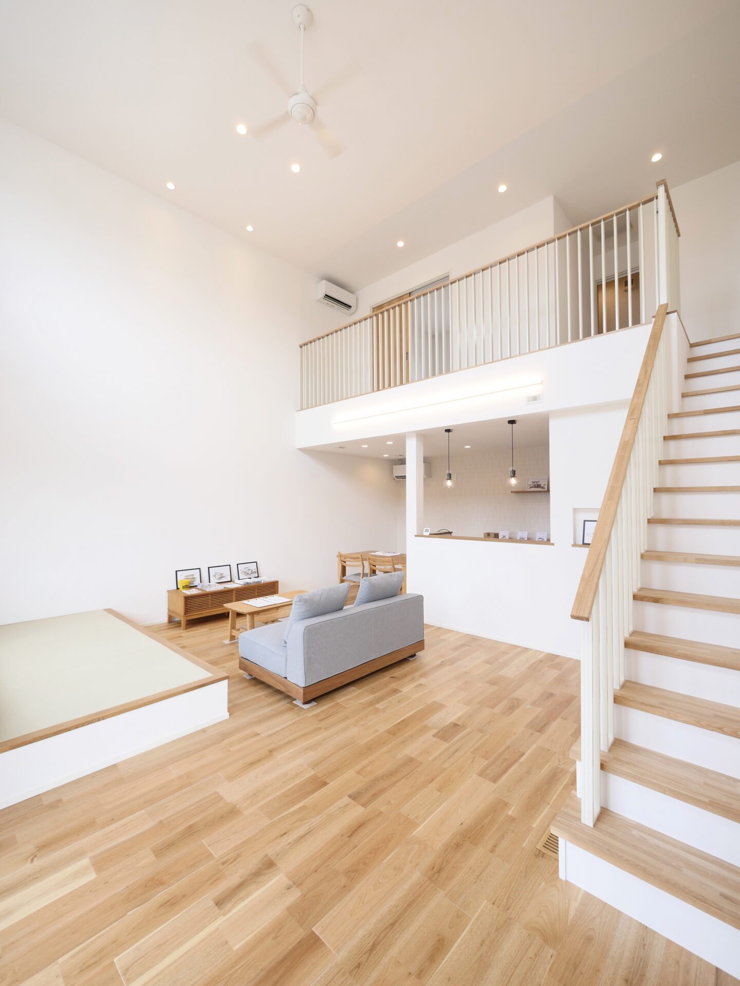 自然光が心地よい大きな吹き抜けのある家