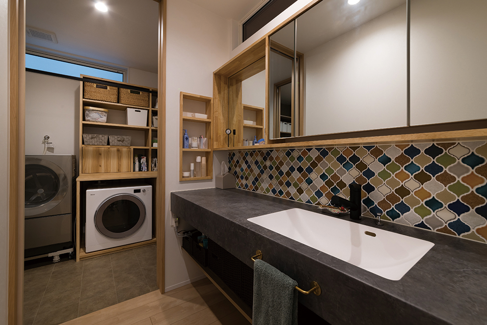 造作洗面台とランドリースペース