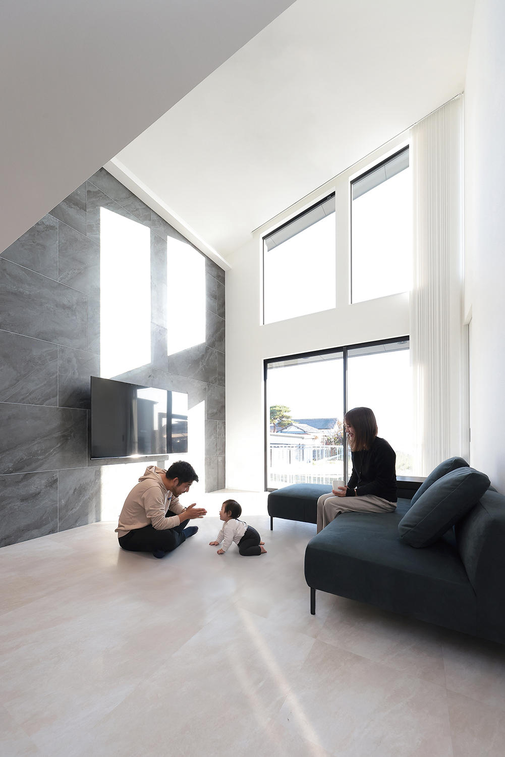 光が満ち、暖かさに包まれるモノトーンコーデの住まい