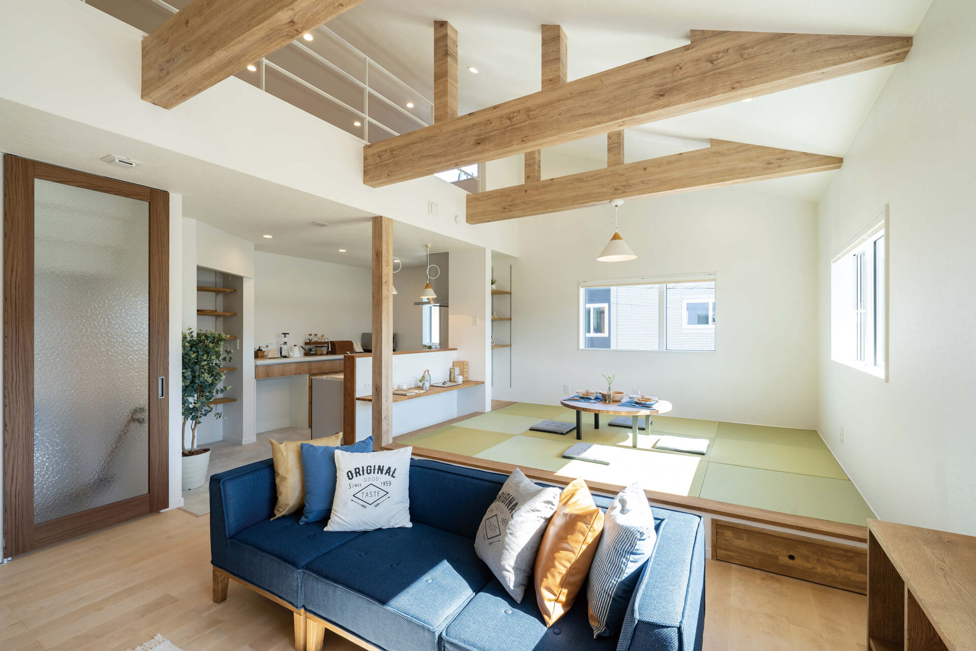 ロフトのある開放的な２階リビングのおうち