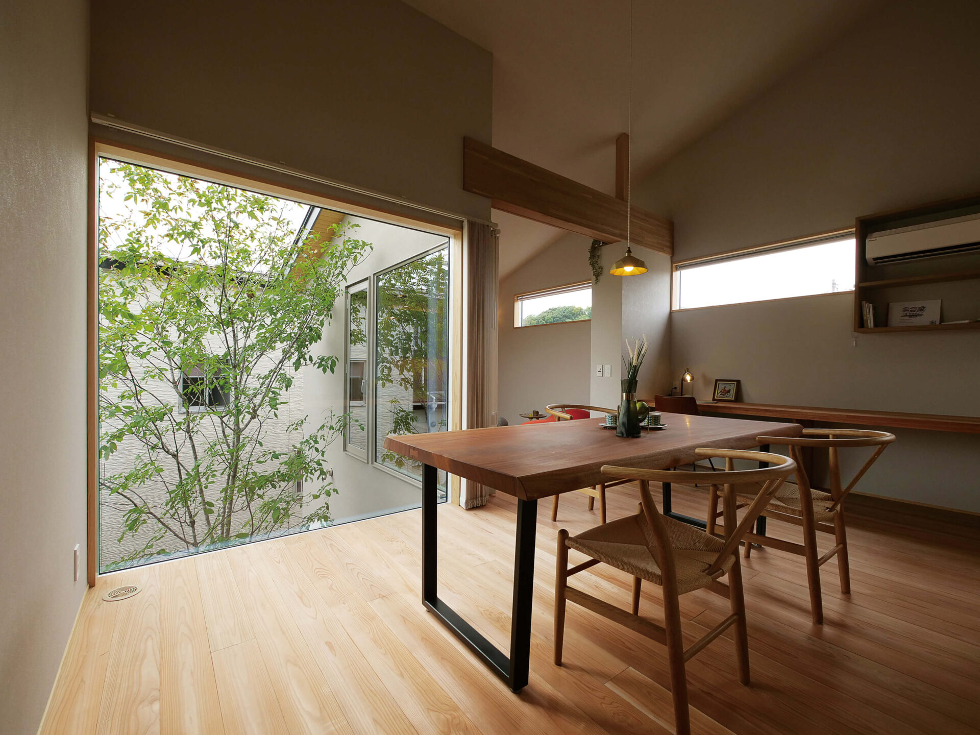 光と樹を抱く、通り庭のある家