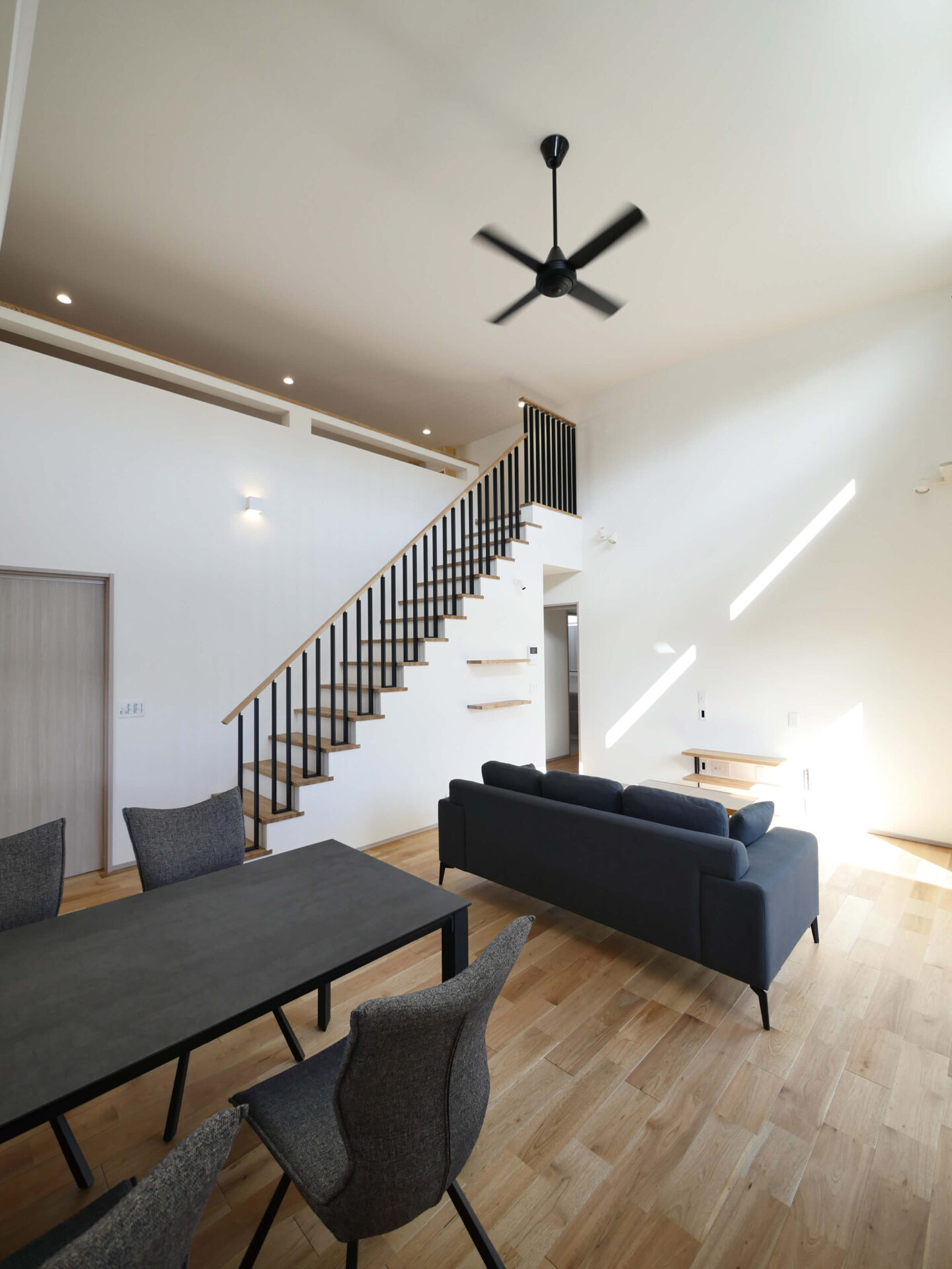 機能美を追求した、大きな吹き抜けのある平屋