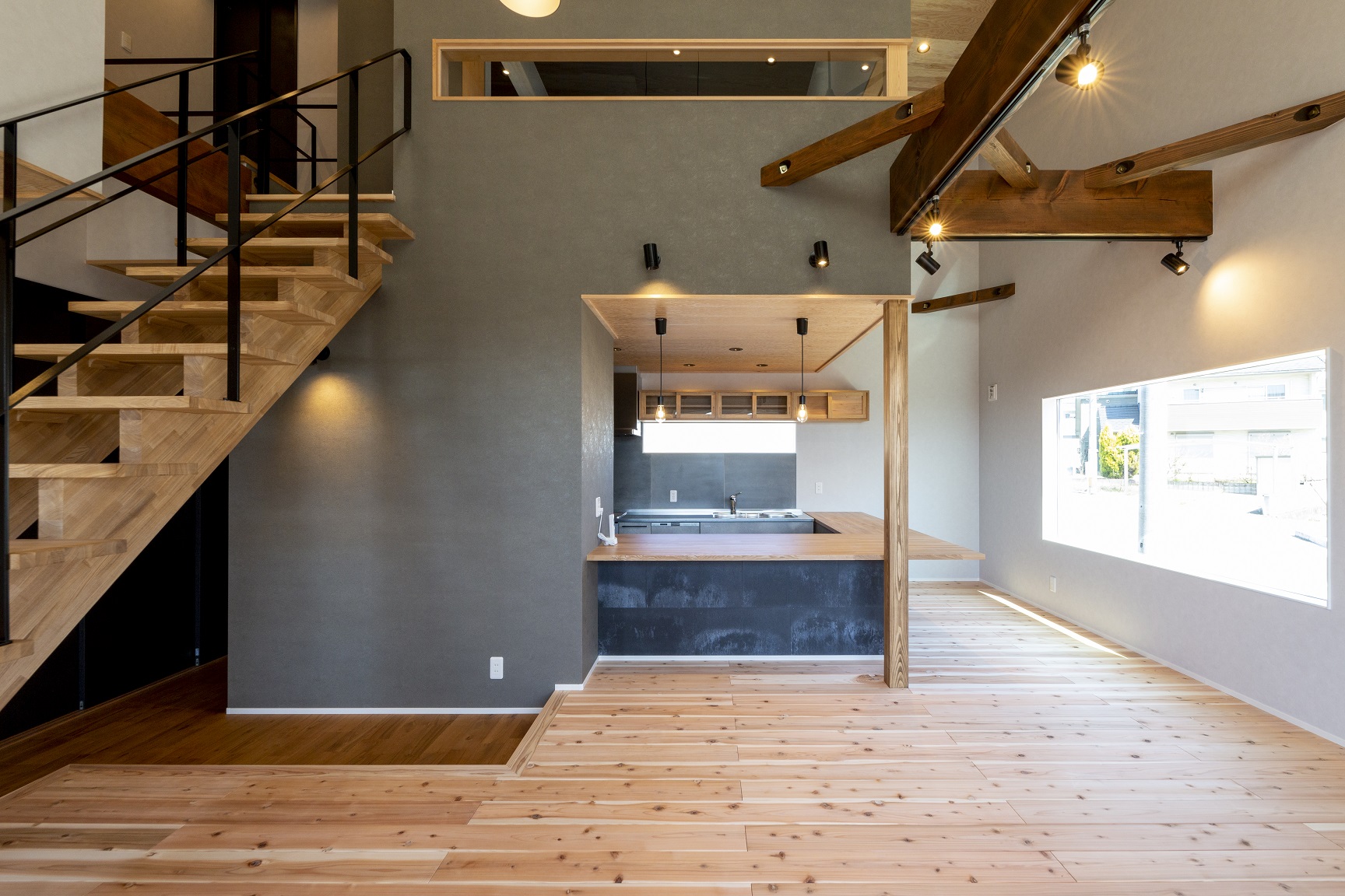 家づくり学校で学び建てた住まい　中２階を備えた陽だまりの家