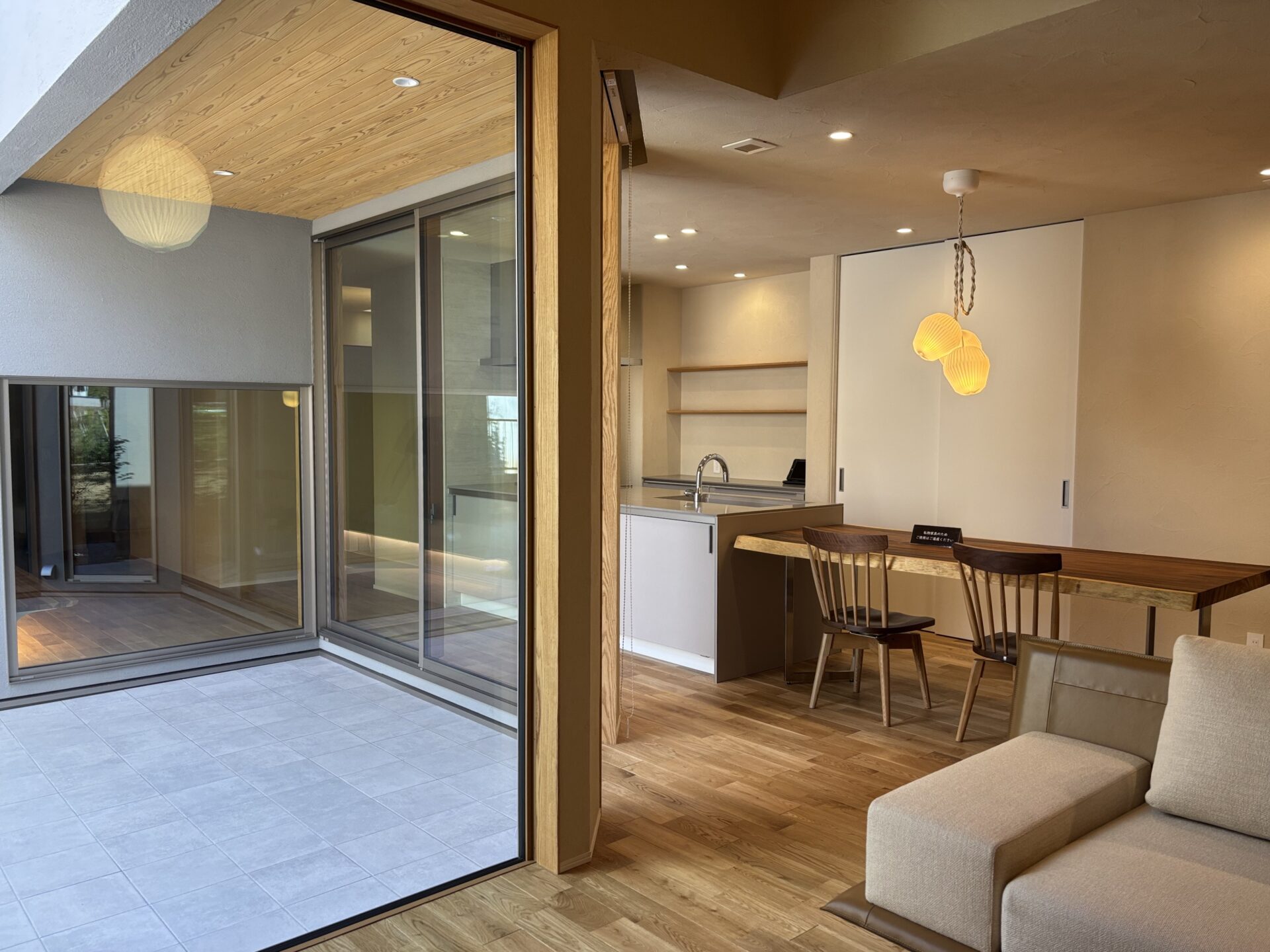 外は閉じて中に開いた中庭テラスのある平屋