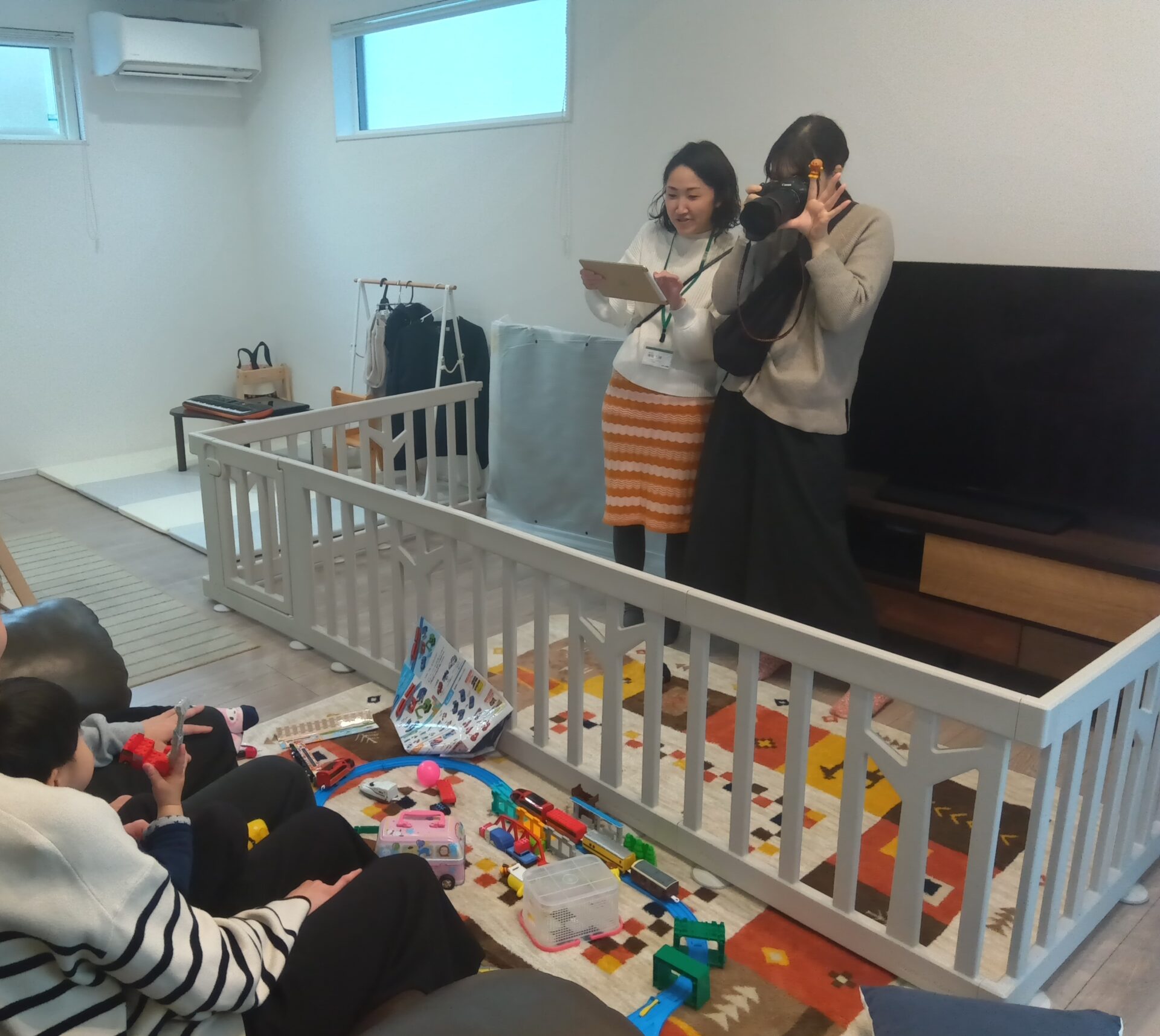 雨の日の撮影で実感！「エアコン1台」で叶う暖かさ